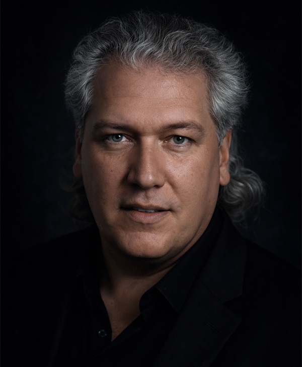 Portrait of Mike Lamp, professional psychic and hypnosis performer