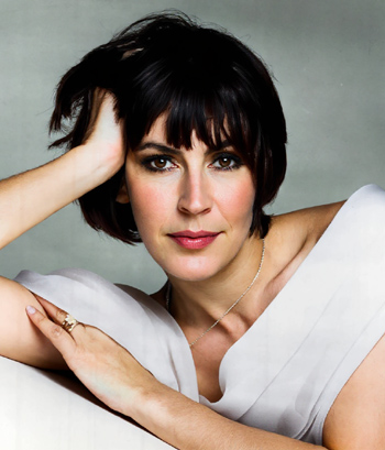 Promotional portrait of singer Helen Reddy before her career as a clinical hypnotherapist.
